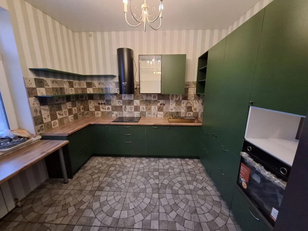 Кухня в бетоне и тёплом дереве