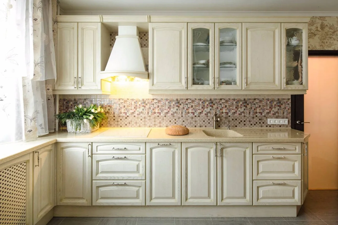 Светлая классическая кухня со стеклянными фасадами
