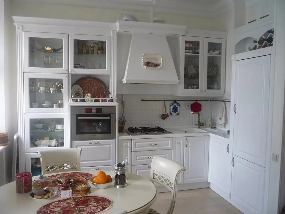 Белая кухня для семейной столовой